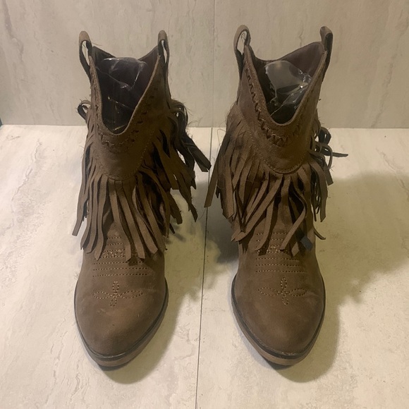 Forever 21 Women’s Brown Faux Suede Fringe Block Heel Western Ankle Boots - Picture 2 of 12